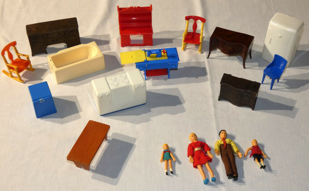 Vintage Dollhouse And Bendable Family Lot Renwal, Plasco
